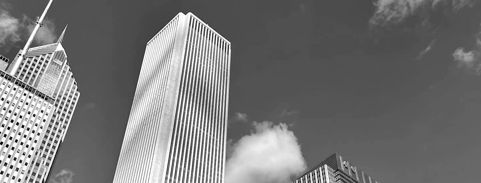 Rascacielos en blanco y negro, vista desde abajo